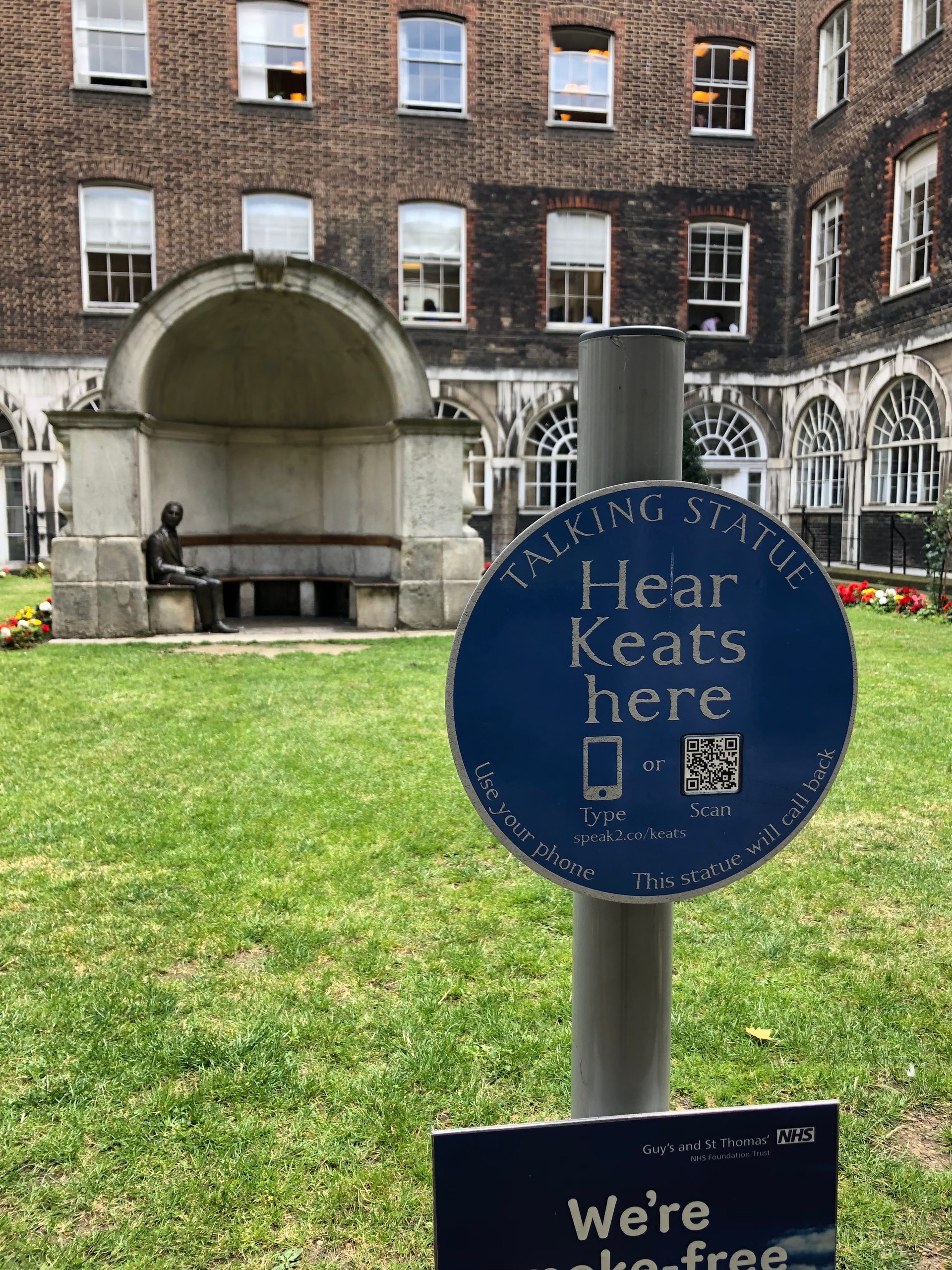 John Keats' Monument, Guy's Hospital, London - 04.JPG
